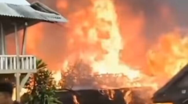 Terbakar hrbat kampung adat Kasepuhan Ciptamulya, tepatnya RT 05 dan RT 07 RW 02, Desa Sirnaresmi, Kecamatan Cisolok, Kabupaten Sukabumi, Jawa Barat, pada Sabtu, 25 Juli 2026, sekitar pukul 13.00 hingga 14.00 WIB. Foto: ist