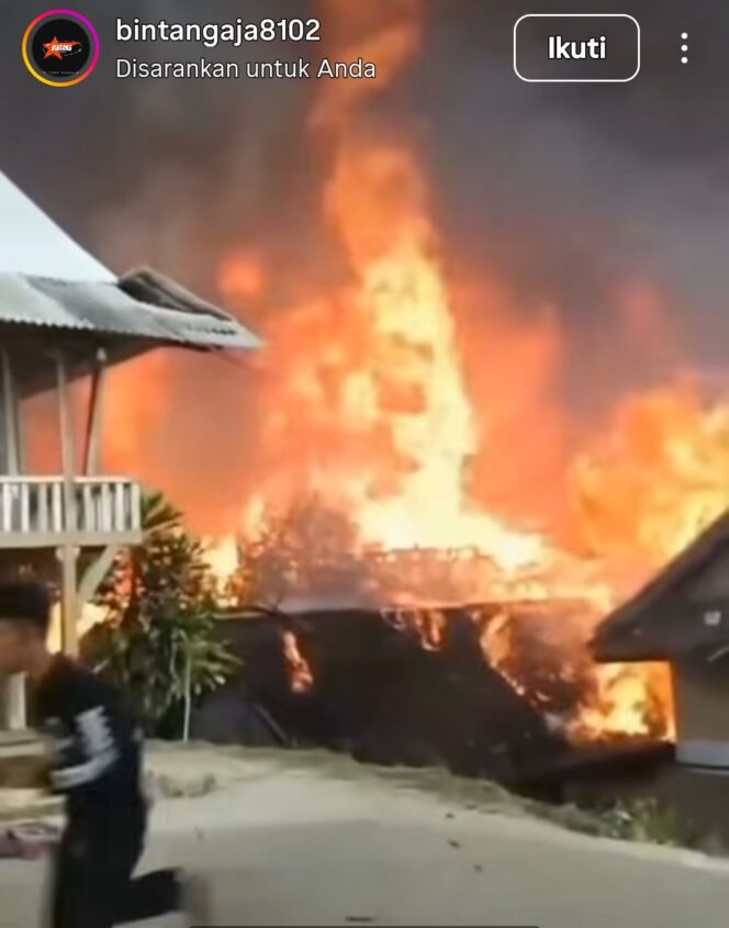 
					Terbakar hrbat kampung adat Kasepuhan Ciptamulya, tepatnya RT 05 dan RT 07 RW 02, Desa Sirnaresmi, Kecamatan Cisolok, Kabupaten Sukabumi, Jawa Barat, pada Sabtu, 25 Juli 2026, sekitar pukul 13.00 hingga 14.00 WIB. Foto: ist