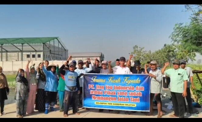 
					Secara spontan warga, petani dan kelompok HIPPA, desa Gambiran, Mojoagung, Jombang menggelar tasyakuran atas pembangunan jalan beton rabat di desa itu oleh PT Jian You Indonesia. Foto: ist