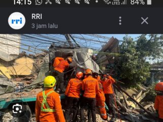 Trailer gandeng bermuatan kertas gelondong alami rem blong jalur menurun Gempol, Pasuruan, lima rumah hancur, Senin pagi, 27 Juli 2026. Foto: rri.id