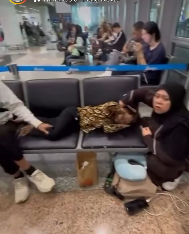 
					Sebanyak 24 jamaah umrah Indonesia, telantar di bandara Kuala Lumpur, Malaysia, karena tiketnya tidak sampai ke Indonesia, Senin 27 Juli 2026. Foto: instagram@jendeka_infirmasi_dunia