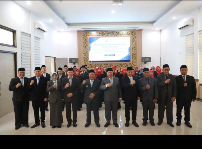 
					Bupati Jombang H Warsubi melantik enam pejabat pengawas dan administrasi pendidikan, serta melantik 19 kepala sekolah, Senin 27 Juli 2026. Foto