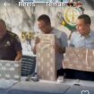 Kejari Surabaya menyerahkan barang bukti berupa uang tunais Rp9,05 miliar ke Kas Negara, hasil rampasan TPPU judol Jaka Purnama. Foto: ist