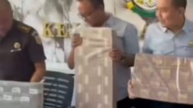 Kejari Surabaya menyerahkan barang bukti berupa uang tunais Rp9,05 miliar ke Kas Negara, hasil rampasan TPPU judol Jaka Purnama. Foto: ist