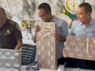 Kejari Surabaya menyerahkan barang bukti berupa uang tunais Rp9,05 miliar ke Kas Negara, hasil rampasan TPPU judol Jaka Purnama. Foto: ist