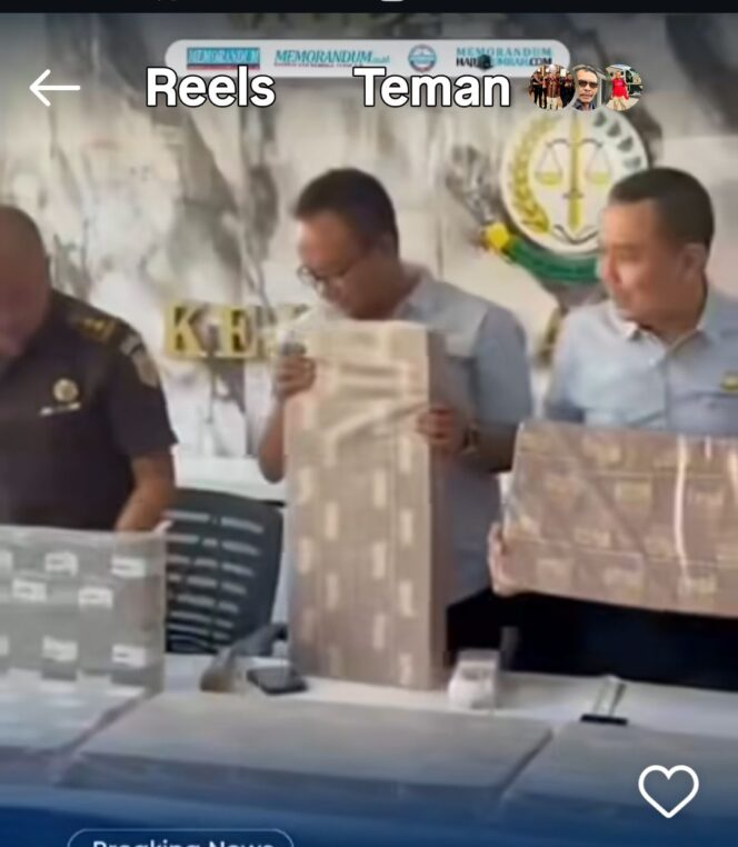 
					Kejari Surabaya menyerahkan barang bukti berupa uang tunais Rp9,05 miliar ke Kas Negara, hasil rampasan TPPU judol Jaka Purnama. Foto: ist