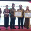 Bupati Jombang, H. Warsubi, S.H., M.Si., bersama Ketua Tim Penggerak PKK Kabupaten Jombang, Yuliati Nugrahani Warsubi, menerima penghargaan dari Kementerian Kependudukan dan Pembangunan Keluarga / BKKBN RI, pada acara peringatan Harganas 33 di Malan, Rabu 29 Juli 2026. Foto: diskominfo jombang
