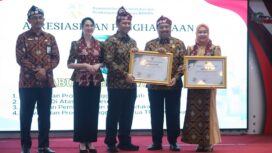 Bupati Jombang, H. Warsubi, S.H., M.Si., bersama Ketua Tim Penggerak PKK Kabupaten Jombang, Yuliati Nugrahani Warsubi, menerima penghargaan dari Kementerian Kependudukan dan Pembangunan Keluarga / BKKBN RI, pada acara peringatan Harganas 33 di Malan, Rabu 29 Juli 2026. Foto: diskominfo jombang
