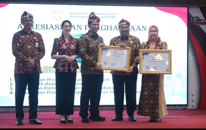 
					Bupati Jombang, H. Warsubi, S.H., M.Si., bersama Ketua Tim Penggerak PKK Kabupaten Jombang, Yuliati Nugrahani Warsubi, menerima penghargaan dari Kementerian Kependudukan dan Pembangunan Keluarga / BKKBN RI, pada acara peringatan Harganas 33 di Malan, Rabu 29 Juli 2026. Foto: diskominfo jombang