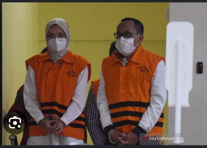 
					Jaksa Tipikor di Jakarta ajukan tuntutan hukum 6 tahun penjara terhadap isri dan suami, Puput Tantriana sebagai Bupati Probolinggo dan San Aminuddin, anggota DPR RI dalam kasus TPPU Rp147 miliar lebih. Foto: antara