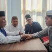 Foto: Istimewa
Liu Zhongxin (kanan) saat dipandu ikrar dua kalimat syahadat.oleh Ketua MUI Gresik KH. Ainur Rofiq Thoyyib.
