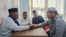 Foto: Istimewa
Liu Zhongxin (kanan) saat dipandu ikrar dua kalimat syahadat.oleh Ketua MUI Gresik KH. Ainur Rofiq Thoyyib.