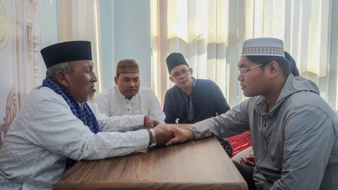 
					Foto: Istimewa
Liu Zhongxin (kanan) saat dipandu ikrar dua kalimat syahadat.oleh Ketua MUI Gresik KH. Ainur Rofiq Thoyyib.