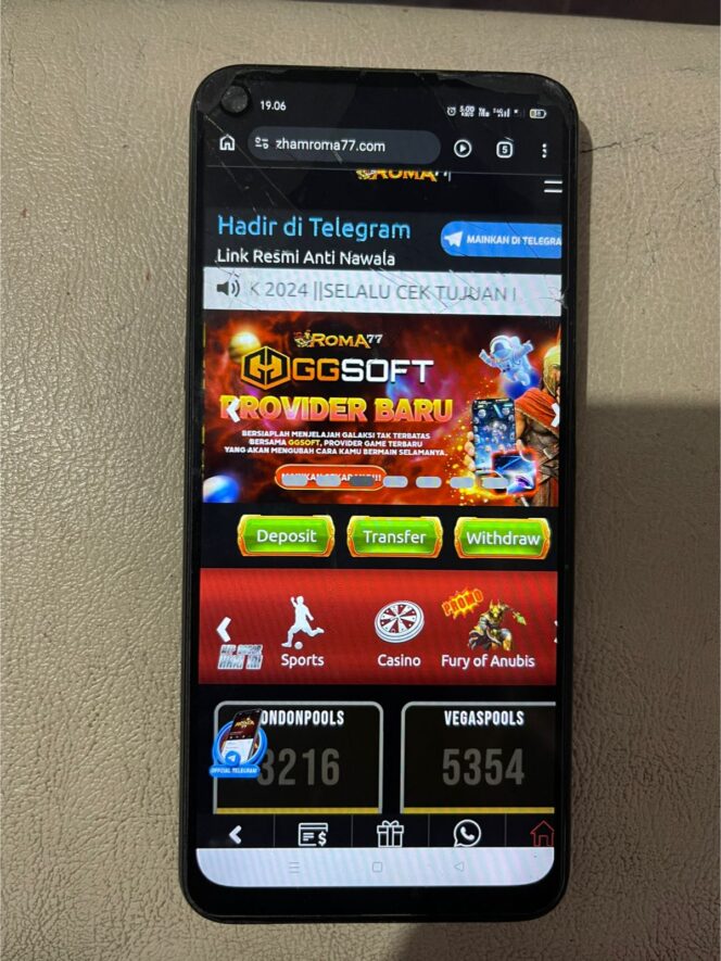 
					Foto:Istimewa
Handphone dan aplikasi judi online yang dipergunakan pelaku.