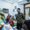 Foto: Istimewa
Anak anak pekerja Migran dari Malaysia saat bertemu Bupati Gresik di Pendopo Kabupaten.