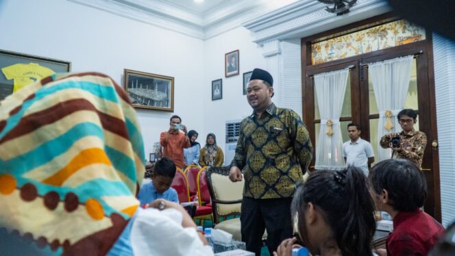 
					Foto: Istimewa
Anak anak pekerja Migran dari Malaysia saat bertemu Bupati Gresik di Pendopo Kabupaten.