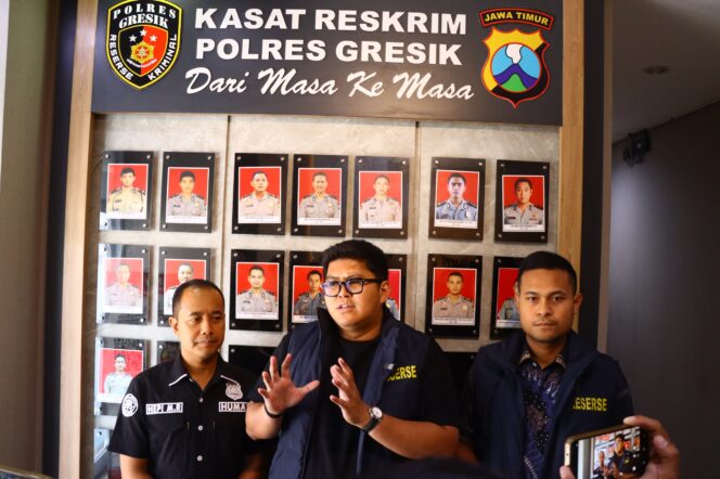 
					Foto: Istimewa
Kasatreskrim Polres Gresik AKP Arya Widjaya saat memberikan keterangan terkait adanya tersangka baru kasus pemalsuan SK PPPK.
