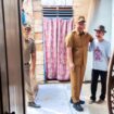 Foto: Istimewa
Wakil Bupati Gresik Asluchul Alif meninjau kondisi salah satu rumah tidak layak huni.