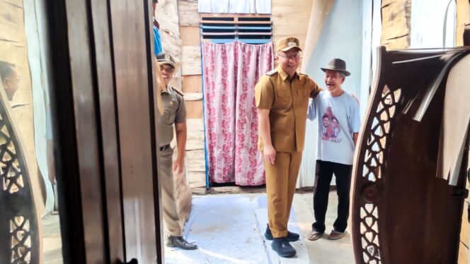 
					Foto: Istimewa
Wakil Bupati Gresik Asluchul Alif meninjau kondisi salah satu rumah tidak layak huni.