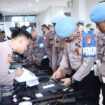 Foto:Istimewa
Petugas tengah melakukan pemeriksaan terhadap senpi anggota