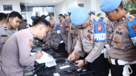 Foto:Istimewa
Petugas tengah melakukan pemeriksaan terhadap senpi anggota