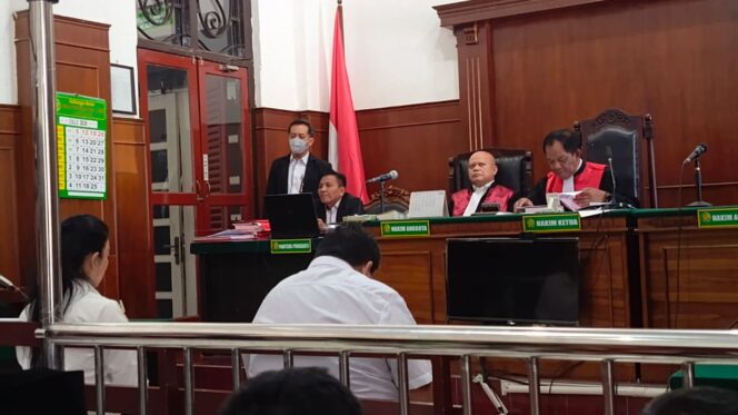
					Suasana sidang perkara dugaan penipuan investasi senilai Rp5 miliar di Pengadilan Negeri Surabaya (Foto:  KREDONEWS.COM/ S. Purnomo)
