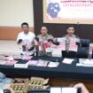 petugas tunjukkan barang bukti narkoba dan miras yang diamankan saat rilis, Kamis (30/7/2026)