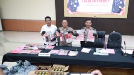 petugas tunjukkan barang bukti narkoba dan miras yang diamankan saat rilis, Kamis (30/7/2026)