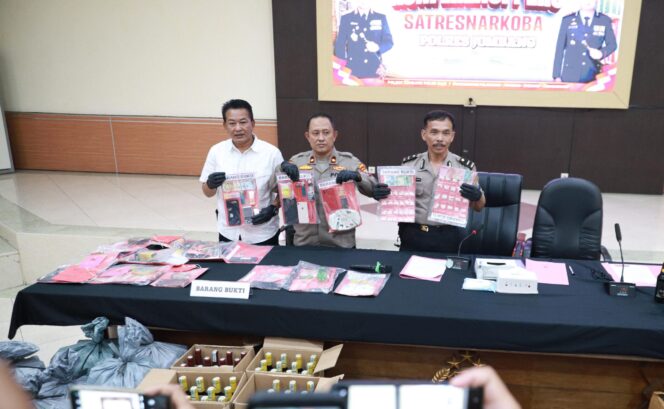 
					petugas tunjukkan barang bukti narkoba dan miras yang diamankan saat rilis, Kamis (30/7/2026) 