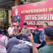Petugas tunjukkan sejumlah barang bukti saat konferensi pers, Jumat (28/8/2026)