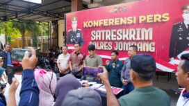 Petugas tunjukkan sejumlah barang bukti saat konferensi pers, Jumat (28/8/2026)