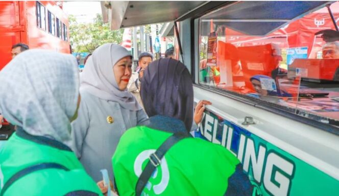 
					Khofifah saat bertemu ojol Malang