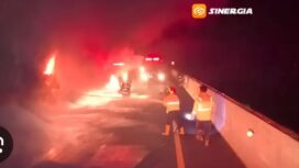 Bus umum PO Gunjng Hatra, jurusan Jakarta- Jember, alami insiden kebakaran hingga ludes, sopir dan 30 penumpang delamat, Sabtu dinihari, 1 Agustus 2026. Foto: sinergia.co
