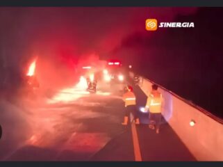 Bus umum PO Gunjng Hatra, jurusan Jakarta- Jember, alami insiden kebakaran hingga ludes, sopir dan 30 penumpang delamat, Sabtu dinihari, 1 Agustus 2026. Foto: sinergia.co