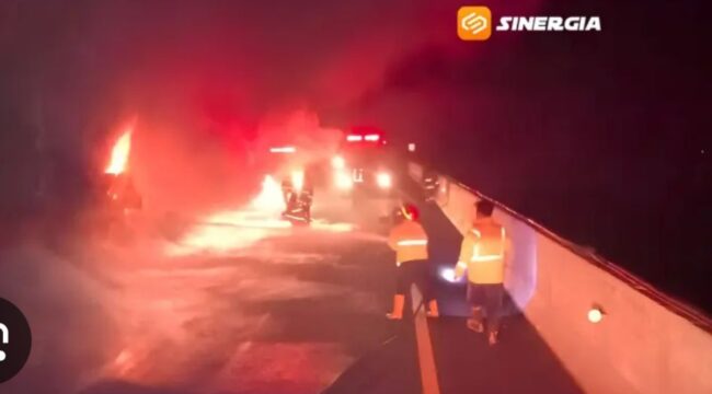 Bus umum PO Gunjng Hatra, jurusan Jakarta- Jember, alami insiden kebakaran hingga ludes, sopir dan 30 penumpang delamat, Sabtu dinihari, 1 Agustus 2026. Foto: sinergia.co