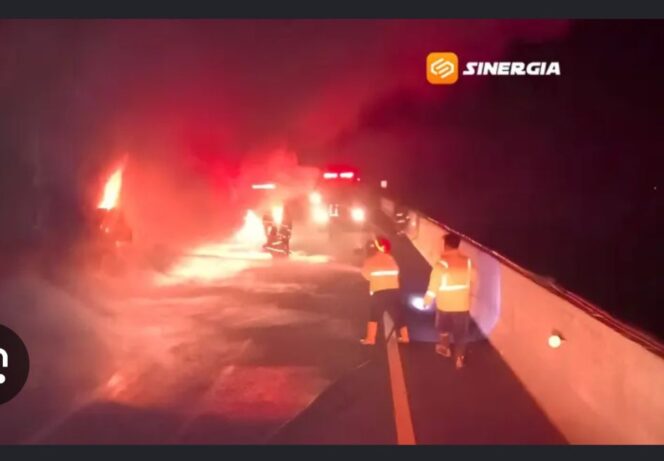
					Bus umum PO Gunjng Hatra, jurusan Jakarta- Jember, alami insiden kebakaran hingga ludes, sopir dan 30 penumpang delamat, Sabtu dinihari, 1 Agustus 2026. Foto: sinergia.co