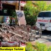Petugas Satpol PP pemkot Surabaya, meringkus Noval Efendi, karena tertangkap basah mencuri bangku besi taman Mundu, Selasa 4 Agustus 2026. Foto: instagran@surabaya_terkini