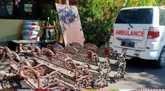 Petugas Satpol PP pemkot Surabaya, meringkus Noval Efendi, karena tertangkap basah mencuri bangku besi taman Mundu, Selasa 4 Agustus 2026. Foto: instagran@surabaya_terkini