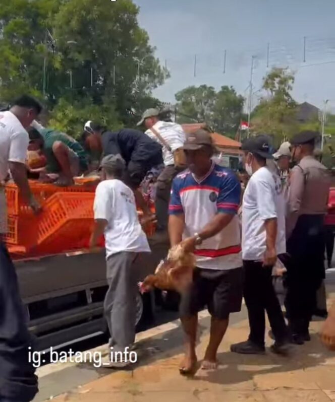 
					Prihatin harga naik terus, bukan menguntungkan peternak, melainkan menguntukan pedagang. Koperasi Unggas Batabg, Jateng, bagikan 600 ekor ayam gratis kepada warga, Senin 10 Aguatus 2026. Foto: instagram@batang_info