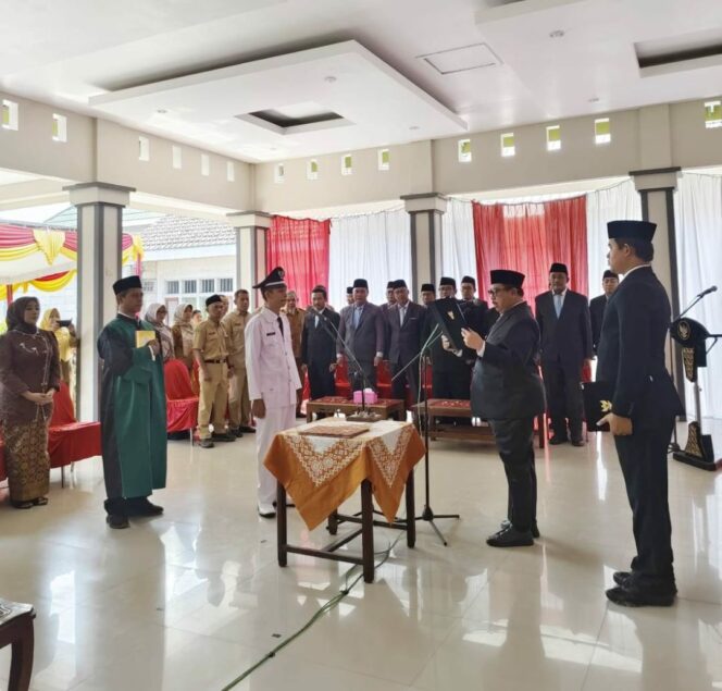 
					Jombang Warsubi, S.H., M.Si., dalam acara Pelantikan Kepala Desa Antar Waktu (KDAW) Desa Sumberteguh, Kecamatan Kudu, Selasa, 11 Agustus 2026. Foto: diskominfo jombang