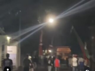 Dua warga alami luka berat dan ringan, serta kaca mobil Kades Plumbon Gambang pecah, akibat diseran sejumlah massa didiga oknum pesilat, Minggu dinihari 01.00 wib, 16 Agustus 20w6. Foto: ist
