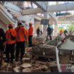 SAR, BPBD, TNI, Polri turun ke area kerusakan efek gemla mag 7.7 yang terjadi Florrs, NTT. Foto: antara