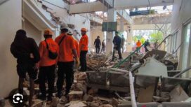 SAR, BPBD, TNI, Polri turun ke area kerusakan efek gemla mag 7.7 yang terjadi Florrs, NTT. Foto: antara