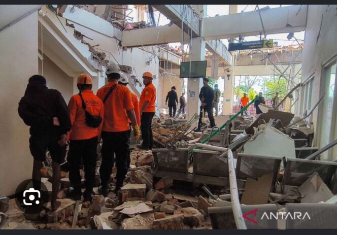 
					SAR, BPBD, TNI, Polri turun ke area kerusakan efek gemla mag 7.7 yang terjadi Florrs, NTT. Foto: antara