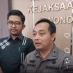 Kepala Seksi Intelijen Kejari Wonosobo, Agung Dhedi Dwi Handes beri keterangan pers kasus kartu PKH bansos. Foto: ist
