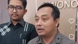 Kepala Seksi Intelijen Kejari Wonosobo, Agung Dhedi Dwi Handes beri keterangan pers kasus kartu PKH bansos. Foto: ist
