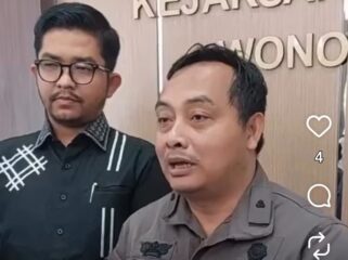 Kepala Seksi Intelijen Kejari Wonosobo, Agung Dhedi Dwi Handes beri keterangan pers kasus kartu PKH bansos. Foto: ist