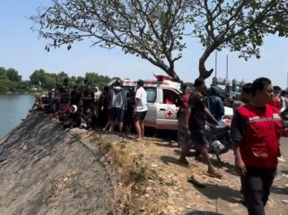 SAR, Polisi, TNI fan relawan sudah 15 jam melakukan pencarian pemuda yang tercebur bersama motor yang dikendarai di Rolak 9, Mlirip, Sidoarjo, Sen 17 Agusuis 2026. Foto: instagram@kabar_mojokerto