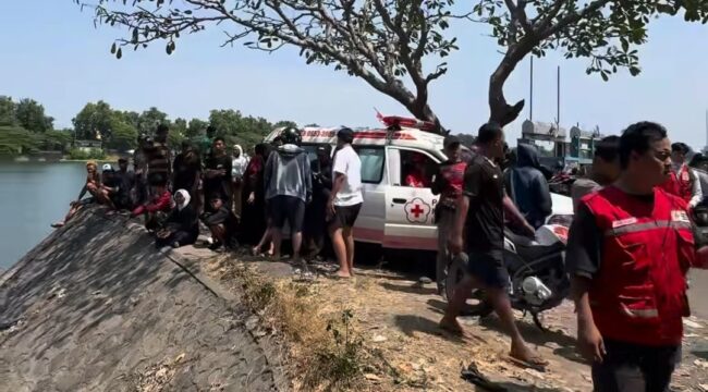 SAR, Polisi, TNI fan relawan sudah 15 jam melakukan pencarian pemuda yang tercebur bersama motor yang dikendarai di Rolak 9, Mlirip, Sidoarjo, Sen 17 Agusuis 2026. Foto: instagram@kabar_mojokerto