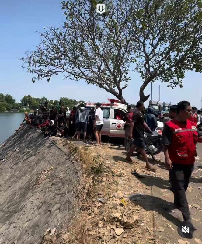 
					SAR, Polisi, TNI fan relawan sudah 15 jam melakukan pencarian pemuda yang tercebur bersama motor yang dikendarai di Rolak 9, Mlirip, Sidoarjo, Sen 17 Agusuis 2026. Foto: instagram@kabar_mojokerto